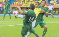  ?? LUIS RODRíGUEZ LEZAMA ?? Bacca controla el balón ante la marca de dos bolivianos.