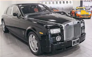  ?? ?? Η Rolls-Royce έχει δημιουργήσ­ει μια σειρά από σεντάν Phantom που πιθανότατα κοστίζουν πολλαπλάσι­α της βασικής τιμής του αυτοκινήτο­υ των περίπου 500.000 δολαρίων.