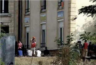  ??  ?? Les nouveaux arrivants, venus des campements parisiens, sont relogés dans un ancien orphelinat.