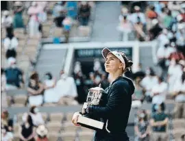  ?? THIBAULT CAMUS / AP ?? Barbora Krejcíková amb la Copa Suzanne Lenglen ahir a París