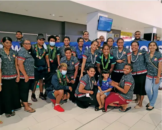  ?? Photo: Mereleki Nai ?? Rooster Chicken Fijiana Drua players led by captain Bitila Tawake are welcomed by the Rooster Chicken staff members at Nadi Internatio­nal Airport on May 8, 2022.