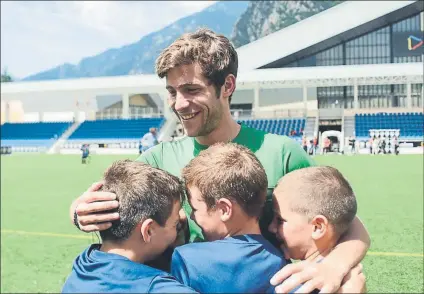  ?? FOTO: NÚRIA LIRAS/NC ?? Sergi Roberto fue aclamado por los niños que participan en el Nike Camp de Andorra Es un ejemplo en todos los aspectos