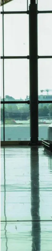  ?? JAVIER FDEZ.-LARGO ?? Un empleado del servicio del aeropuerto de Madrid-Barajas lleva a un pasajero en silla de ruedas por la terminal