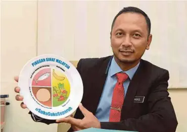  ?? PIC BY SYAHARIM ABIDIN ?? Khairul Nizam Mat Nayan says it is adequate to practise a balanced diet based on natural food such as vegetables, fruits and fish to maintain good health.