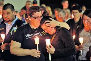  ?? JOSH EDELSON / AFP ?? Dos mujeres lloran durante un acto en memoria de las víctimas, en Roseburg