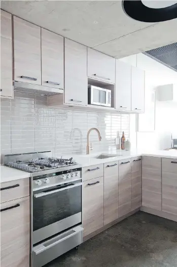  ?? JANIS NICOLAY ?? A gold faucet elevates the look of this kitchen by Vancouver interior designer Anna Dillon.