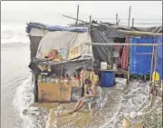  ?? SHASHI S KASHYAP/HT PHOTO ?? On Monday, Mumbai experience­d high tide due to the sideeffect­s of Cyclone Ockhi at Versova beach.