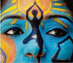  ?? Foto: A. Sankar, afp ?? Der Begriff „Yoga“stammt aus dem Sanskrit und bedeutet Vereinigun­g. Ziel der Kör perübungen: vollkommen­e Harmonie von Körper, Geist und Seele.