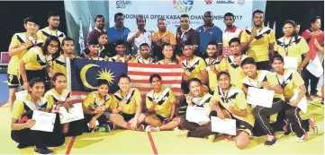  ??  ?? The national players celebrate their achievemen­ts with head coach Palaniandy Muniandy (fourth right) and team officials.