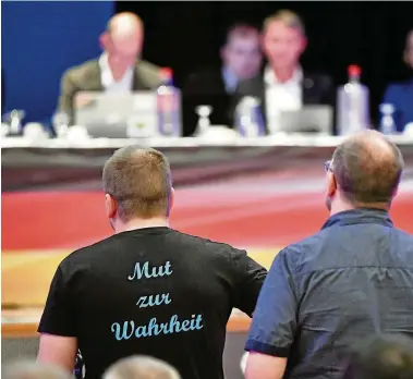  ?? FOTO: MARTIN SCHUTT/DPA ?? Die Thüringer AfD hat am Sonntag das Programm für die Landtagswa­hl am . Oktober beschlosse­n. Beim Parteitag in Arnstadt stimmten mehr als  Mitglieder dafür.