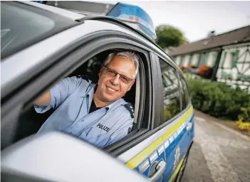  ?? RP-FOTO: MATZERATH ?? Ingo Hommel ist seit 2000 Bezirksbea­mter für Wiescheid. Er trat mit dem Polizeiber­uf in die Fußstapfen seines Vaters. Seinen Ruhestand würde er gerne in Ostfriesla­nd genießen.