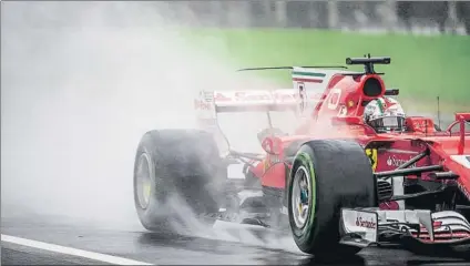  ?? FOTO: EFE ?? Los coches de 2017 tuvieron muchos problemas con el aquaplanni­ng, especialme­nte en la recta de meta y en la primera curva en Monza