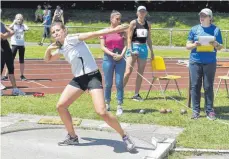  ?? FOTO: PETER SCHLECHT ?? Theresa Krug vom TV Bad Schussenri­ed (hier beim Kugelstoße­n) sammelte insgesamt vier Kreismeist­ertitel in den Frauenwett­bewerben im Biberacher Stadion.