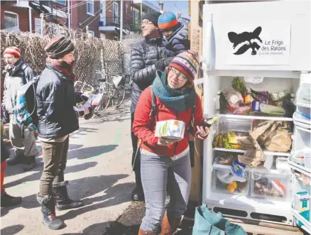  ?? JACQUES NADEAU LE DEVOIR ?? Le Frigo des Ratons de Rosemont, inauguré et photograph­ié ici en avril 2016, est une initiative d’échange communauta­ire. Selon sa page Facebook, l’installati­on est «au repos» pour les semaines à venir. Évidemment, le nombre des démarches de ce genre...