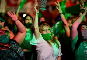  ?? AFP ?? Activistas celebraron con cantos y aplausos la aprobación del proyecto de ley por parte del Senado para legalizar el aborto.