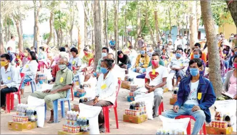  ?? FACEBOOK ?? Nearly 10,000 families living close to the Thailand border received aid after pandemic-induced border closings affected their livelihood­s.