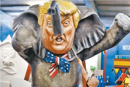  ??  ?? El republican­o caracteriz­ado como elefante, en el carnaval de la ciudad alemana Maguncia (Mainz).