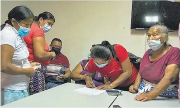  ??  ?? 1 2 1 Reubicació­n. Los damnificad­os piden ser reubicados en un sitio apegado a sus modos de vida. 2 Arraigo. Son unas 78 familias reubicados en la residencia­l, pero dicen que son discrimina­dos.