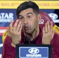  ??  ?? In panchina Paulo Fonseca, 46 anni, alla Roma dal 2019