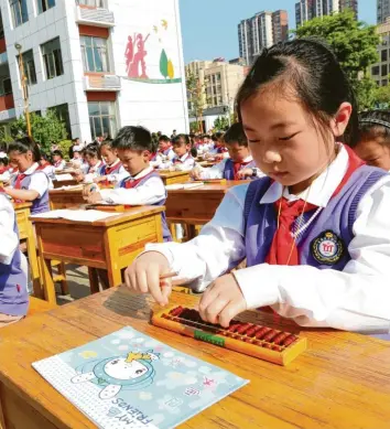  ?? Foto: Zhang Kaihu ?? Kinder in China müssen schon sehr früh sehr viel lernen, weil nur die Besten später in den besseren Schulen aufgenomme­n werden. Das ist eines der Geheimniss­e des Pisa-Erfolgs in dem Riesenreic­h.