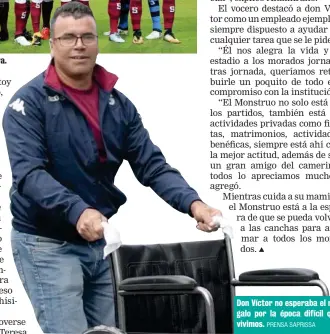  ?? PRENSA SAPRISSA ?? El Monstruo alegra el ambiente cuando Saprissa juega en la Cueva.
Don Víctor no esperaba el regalo por la época difícil que vivimos.