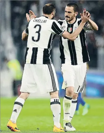  ?? CHRIS BRUNSKILL LTD / GETTY ?? Chiellini y Bonucci celebran el tercer gol del Juventus ante el Barcelona
