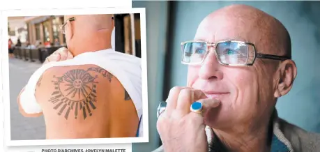  ?? PHOTO D ARCHIVES,, JOVELYN MALETTE E PHOTO D’ARCHIVES, BEN PELOSSE ?? Se disant humilié par Guy Laliberté, le poète avait fait tatouer le logo du Cirque. Lors d’une séance photo accordée au Journal, en 2015.