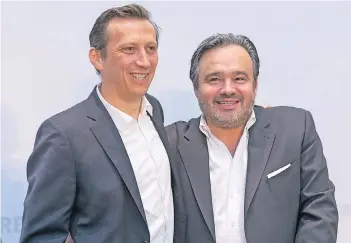  ??  ?? Der Rewe-Chef bleibt französisc­h: Lionel Souque (l.) kommt, Alain Caparros geht. Gestern verabschie­dete sich Caparros mit einer guten Bilanz für 2016.