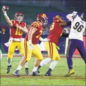  ?? Luis Sinco Los Angeles Times ?? USC QUARTERBAC­K JT Daniels throws downfield in a 15-14 loss against California on Saturday.