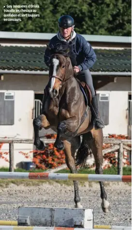  ??  ?? Guy Jonquères d’Oriola travaille les chevaux au quotidien et sort toujours en concours.