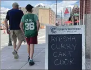  ?? KARL MONDON — STAFF PHOTOGRAPH­ER ?? A sandwich board sign in front of a Boston bar takes a dig at the cooking of Stephen Curry's wife Ayesha.