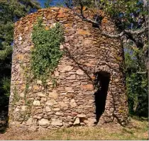  ?? (Photos archives Franck Fernandes et DR) ?? Le bastion de La Turbie, à Villefranc­he-sur-Mer (Alpes-Maritimes), et le très joli moulin de l’Adrech, à La Garde-Freinet, ont été sélectionn­és par la Mission Stéphane Bern  pour bénéficier des retombées du Loto du patrimoine.