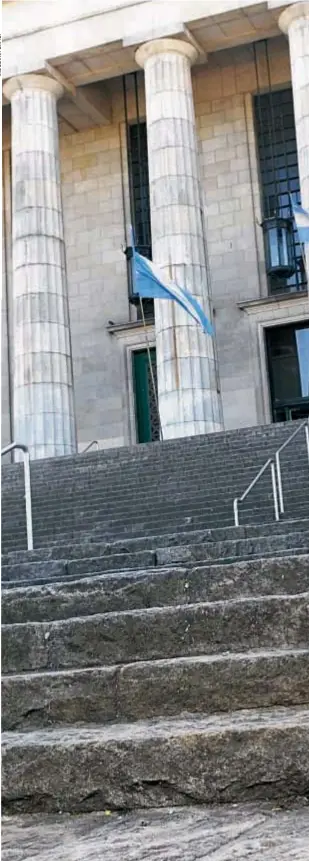  ??  ?? Estudió Derecho y a un año de recibirse dejó la carrera y se fue a Nueva York para tomar clases de teatro. Ama la actuación pero dice que se siente “creador” cuando escribe. Su mayor anhelo es formar una familia y le gustaría adoptar un niño.