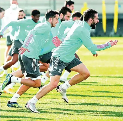  ?? REALMADRID.COM ?? Carvajal y Lucas Vázquez esprintan durante el entrenamie­nto de ayer