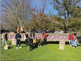  ?? PHOTO BY JAMIE SPEKA ?? French students outside of Ukiah High School.