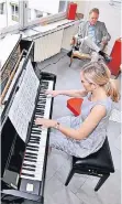  ??  ?? Das kleinste Format: der Klaviersal­on der Pianistin Frederike Möller im 3. OG.