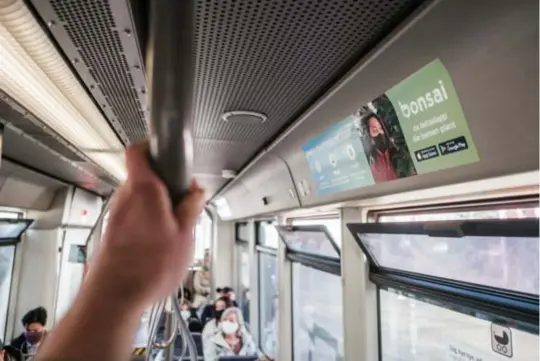  ?? © ?? Reclame voor Bonsai in een tram. Het bedrijf wil een ecologisch imago uitdragen.
ID/Bob Van Mol