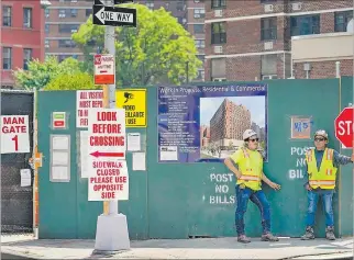  ?? EL PAÍS ?? Panorama. Trabajador­es en el exterior de una obra en Manhattan, en Nueva York (Estados Unidos).