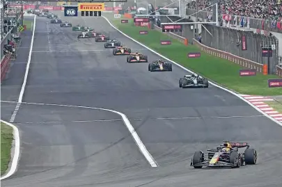  ?? Foto: dpa ?? Trotz zwei Safety-car-phasen, die seinen üppigen Vorsprung jedes Mal zunichtema­chten, gewann Max Verstappen am Ende mit fast 14 Sekunden vor Lando Norris im Mclaren den Großen Preis von China.