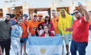  ?? ?? Football fans from across the world and Qatar residents throng Souq Waqif round-the-clock.
PICTURES: Thajudheen