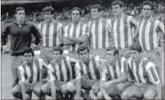  ??  ?? ONCE. Éste es el primer once del Atlético que jugó en el Manzanares.