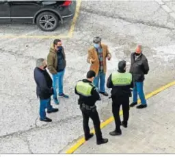  ??  ?? Dos policías locales de Arcos charlan con los directivos del Xerez DFC.