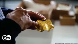  ??  ?? Una de las medallas doradas desenterra­das en Dinamarca