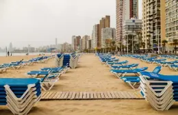  ?? Emilio Parra Doiztua, © The New York Times Co. ?? Beach chairs await beachgoers at the seaside resort of Benidorm, Spain.