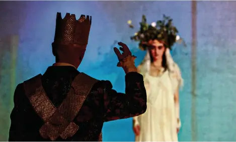  ?? (GENÈVE, 29 JANVIER 2024/SÉBASTIEN MONACHON) ?? José Ponce, dans le rôle du fantôme de Darius, annonce des jours funestes à Atossa, la reine des Perses incarnée par la jeune Mélina Martin.