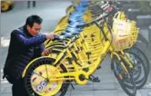  ?? ZHANG YIXI / FOR CHINA DAILY ?? A customer uses an Ofo bike in Luoyang, Henan province.