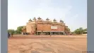  ??  ?? "Maison du Peuple" in Qouagadogo­u