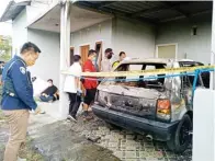  ?? RIZAL/JAWA POS RADAR BROMO ?? TRAGIS: Tim Inafis Polres Pasuruan dengan didampingi Polsek Pandaan menggelar olah TKP di sekitar sedan yang terbakar. Insiden itu menewaskan dua balita.