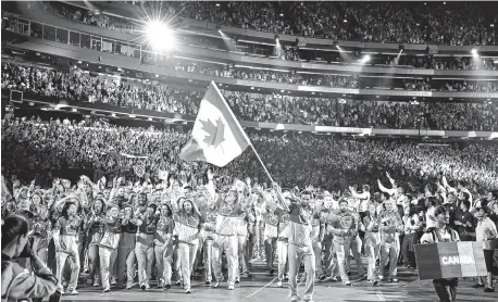  ?? REUTERS ?? El inicio del desfile de delegacion­es,
ante las 45 mil personas que ocuparon el Centro Rogers de Toronto.