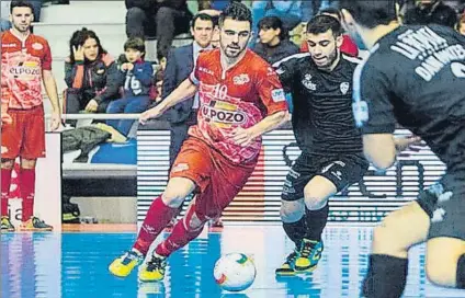  ?? FOTO: LNFS ?? Álex, jugador de ElPozo Murcia, ante Armando, de Santiago Futsal